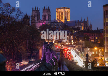 York Minster von der Stadtmauer in der Nacht Stockfoto