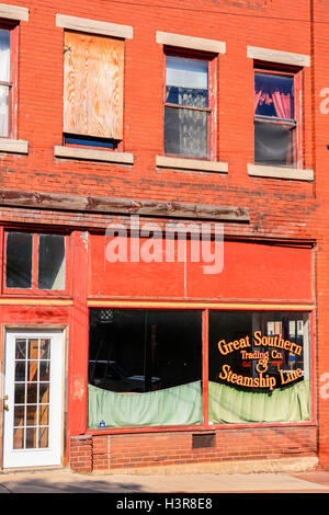 Jetzt Great Southern Trading Company und Dampfer Linie Gebäude in Canton im US-Bundesstaat North Carolina geschlossen. Stockfoto