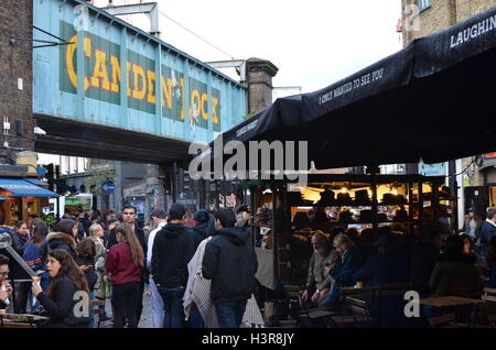 Camden Market gesehen an einem Sonntag. Stockfoto