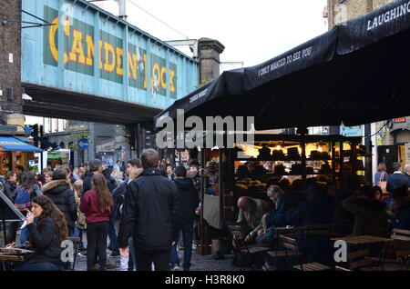 Camden Market gesehen an einem Sonntag. Stockfoto