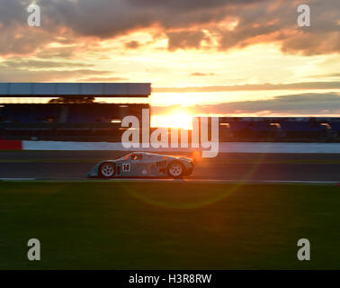 Tommy Dreelan, Porsche 962, racing in den Sonnenuntergang, Gruppe C, Silverstone Classic 2016, 60er Jahre Autos, Chris McEvoy, Cjm-Fotografie, Stockfoto