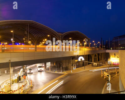 Köln bei Nacht, Zentrum, nahe dem Bahnhof. Nordrhein Westfalen Stockfoto