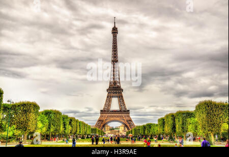 Blick auf den Eiffelturm aus dem Champ de Mars Stockfoto