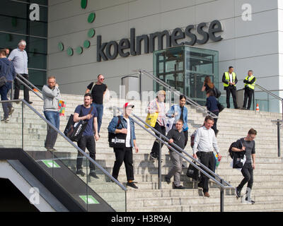 Koeln Messe Name Zeichen Eingangsstufen mit Menschen in Köln, Deutschland Stockfoto