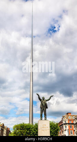 Statue von Loosli und Spire of Dublin - Irland Stockfoto