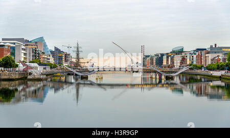 Blick auf Samuel Beckett Bridge in Dublin, Irland Stockfoto
