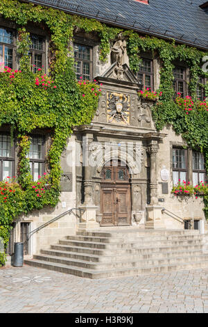 Townhalf von dem alten Dorf Quedlinburg mit Blumen und alte Treppe Stockfoto