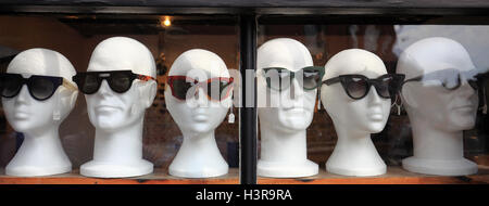 Sonnenbrille auf Polystyrol Schaufensterpuppe Kopf in einem Schaufenster angezeigt. Stockfoto