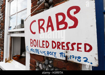 Krabben zum Verkauf aus einem Haus Fenster in Holt, Norfolk, England, UK. Stockfoto