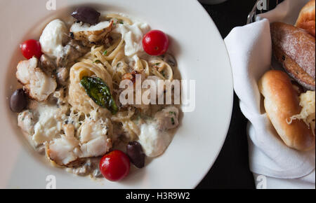 Linguini Riccardo mit sortierten Brot serviert Stockfoto