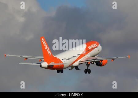 Low-Cost-Airline Easyjet Airbus A320 G-EZTA Abflug vom Flughafen London Luton, UK Stockfoto