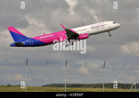 Wizz Air Airbus A321-200 HA-LXB Abflug vom Flughafen Luton, UK Stockfoto