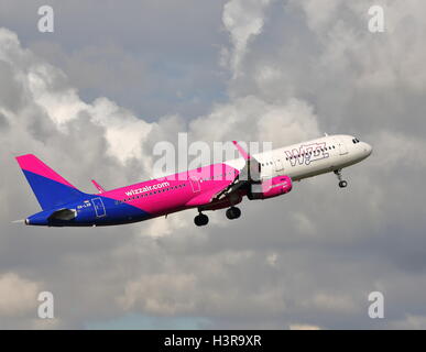 Wizz Air Airbus A321-200 HA-LXB Abflug vom Flughafen Luton, UK Stockfoto