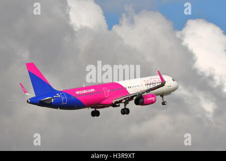 Wizz Air Airbus A321-200 HA-LXB Abflug vom Flughafen Luton, UK Stockfoto