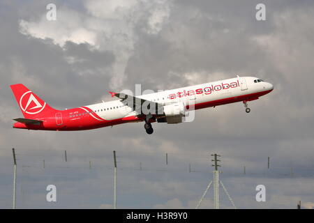 Türkische AtlasGlobal Airbus A321-200 TC-ATZ mit Abflug vom Flughafen Luton, UK Stockfoto