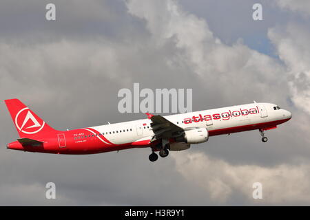 Türkische AtlasGlobal Airbus A321-200 TC-ATZ mit Abflug vom Flughafen Luton, UK Stockfoto