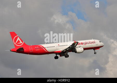 Türkische AtlasGlobal Airbus A321-200 TC-ATZ mit Abflug vom Flughafen Luton, UK Stockfoto