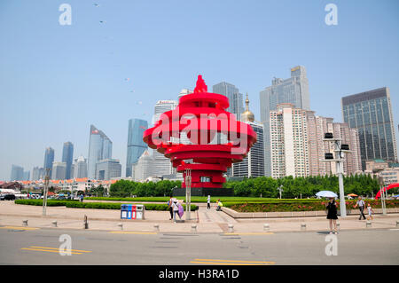 24. Juni 2016.  Qingdao, China.  Chinesische Touristen um das Wahrzeichen Skulptur am 4. Mai in der Stadt Qingdao an einem sonnigen Tag Stockfoto