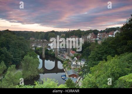 Sonnenaufgang über Knaresborough vom Schloss. Stockfoto