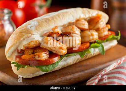 Eine köstliche hausgemachte pikante Garnelen-Sandwich mit Salat, Tomate und Remoulade. Stockfoto