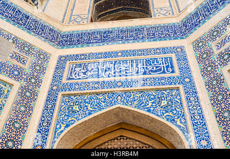 Die gefliesten Dekorationen über dem Eingang zu Mir i Arab Medrese, Buchara, Uzvekistan. Stockfoto