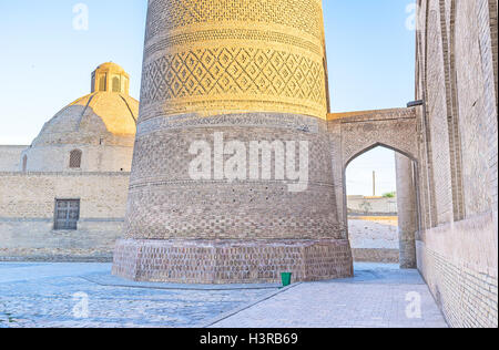 Die engen Bogen verbindet das große Minarett mit Kalyan Moschee in Buchara, Usbekistan. Stockfoto