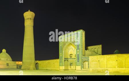 Die architektonischen komplexe Po-i-Kalan in heller Beleuchtung ist das beste für die abendliche Spaziergänge in Buchara, Usbekistan. Stockfoto