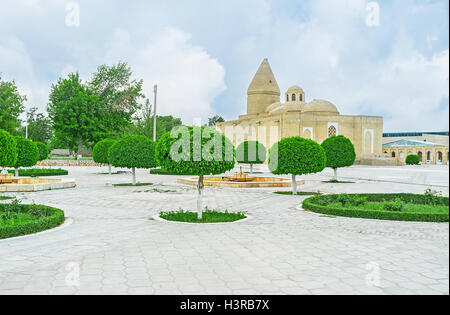 Der malerische Park mit Chashma-Ayub Mausoleum auf dem Hintergrund, Buchara, Usbekistan. Stockfoto