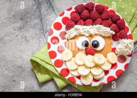 Santa Pfannkuchen mit Himbeeren zum Kind Frühstück Stockfoto