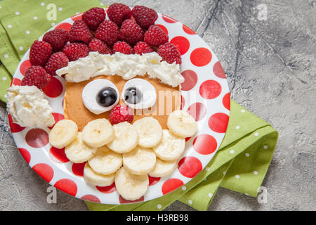 Santa Pfannkuchen mit Himbeeren zum Kind Frühstück Stockfoto