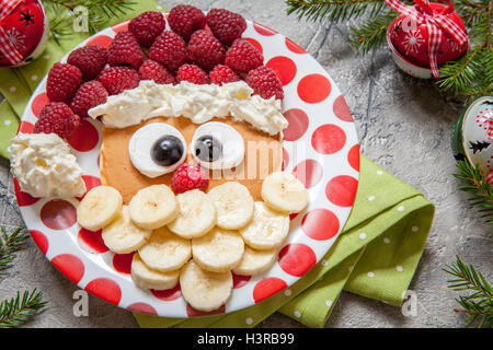 Santa Pfannkuchen mit Himbeeren zum Kind Frühstück Stockfoto