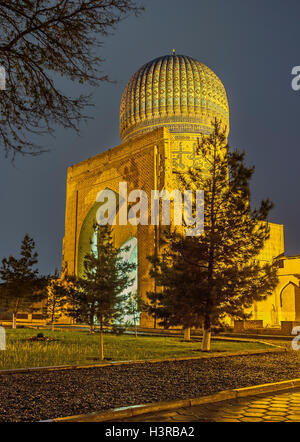 Die Abend-Blick auf die Bibi-Khanym Moschee in Samarkand, Usbekistan. Stockfoto