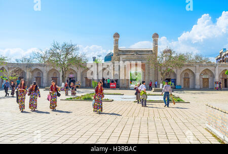 Die Mädchen in Trachten gekleidet wegen Urlaub der Brunnen in Samarkand. Stockfoto