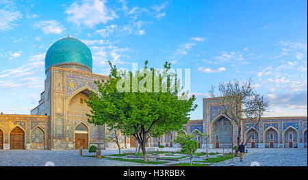 Die schimmernden Wandfliesen im Hof des Tilya Kori Madrasah während der Dämmerung, Samarkand, Usbekistan Stockfoto