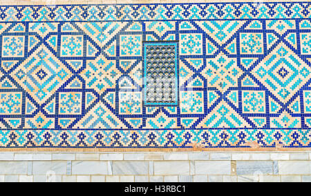 Die Rückwand des Tilya Kori Madrasah dekoriert mit den islamischen Stars der blauen Kacheln auf dem Backstein-Hintergrund, Samarkand Stockfoto