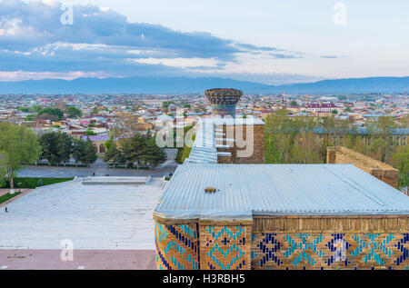 Der morgendliche Blick auf die Dächer von Samarkand und den nebligen Bergen im Hintergrund, Usbekistan. Stockfoto