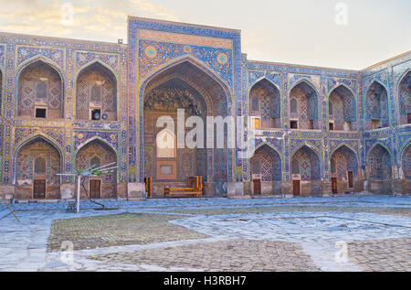 Der Innenhof des Sher Dor Madrasah mit bunten Mustern an den leuchtenden blauen Wänden, Samarkand, Usbekistan. Stockfoto