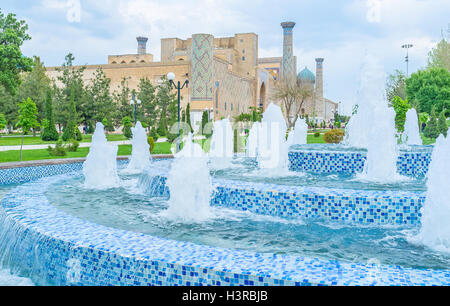 Die blauen Mosaik-Brunnen mit der mittelalterlichen Architektur der Registan-Platz auf dem Hintergrund. Stockfoto