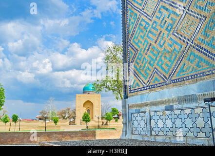 Der Blick auf restaurierten Bibi-Khanym Mausoleum mit der alten Wand der Moschee im Vordergrund, Samarkand, Usbekistan. Stockfoto