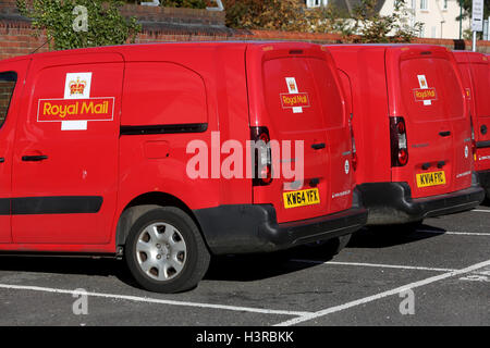 Leuchtend rot, die Royal Mail Post Office Vans abgebildet geparkt in einer Linie in Bognor Regis, West Sussex, UK. Stockfoto