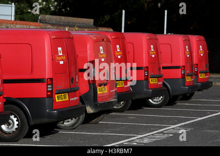 Leuchtend rot, die Royal Mail Post Office Vans abgebildet geparkt in einer Linie in Bognor Regis, West Sussex, UK. Stockfoto