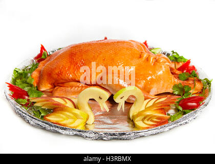 Geröstete Ente mit Äpfeln und Salat. Schnitzen - aus einem Apfel sieht aus wie zwei Schwäne Stockfoto
