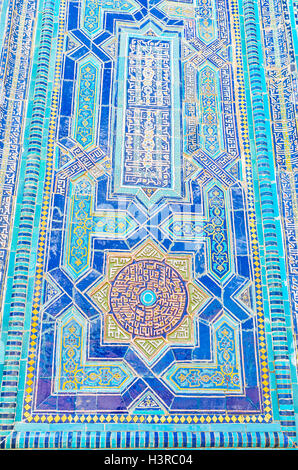 Die geometrische Dekoration gemacht von glasierten Fliesen an der Wand Mausoleum im Shahi Zinda Komplex, Samarkand, Usbekistan. Stockfoto