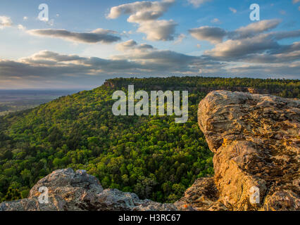 Petit Jean Staatspark, Arkansas: Abendlicht am bewaldeten Petit Jean Berge und Felsen Stockfoto