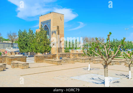 Der Innenhof des Gur-e Amir Mausoleum mit dem restaurierten Eingangstor, Samarkand, Usbekistan. Stockfoto