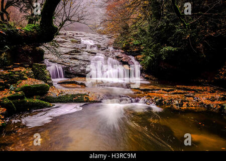 Ein Blick auf Suuctu Wasserfälle in Herbstsaison in Bursa, Türkei. Stockfoto