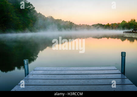 Ein Nebel decken See in den frühen Morgenstunden. Mount Saint Francis, Indiana. Stockfoto