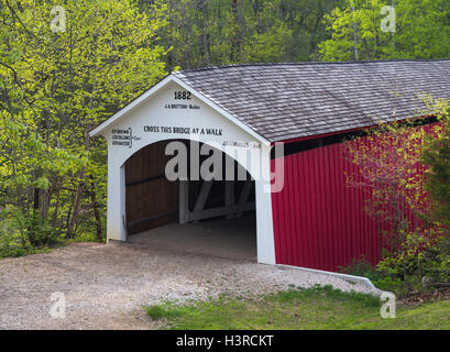 Parke County, Indiana: The Narrows Bridge im zeitigen Frühjahr, Türkei laufen Staatspark Stockfoto