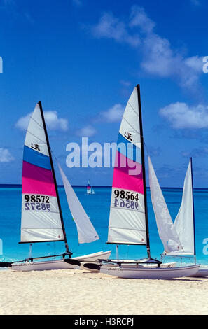 Hobie Cat Segelboote sind ein beliebter Weg, um das blaue Wasser des Atlantischen Ozeans genießen, die San Salvador Island auf den Bahamas zu umgeben. Fiberglas Twin-geschältes Katamaran wurde vom kalifornischen Hobie Alter in den 1960er Jahren entworfen und ist die schnelle geworden und leicht Segeln spielen Boot, das nun in den Gewässern rund um die Welt gesehen wird. Stockfoto