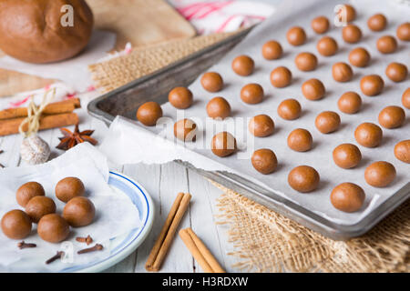 Ein Backblech mit ungebrannten 'Pepernoten' oder 'Kruidnoten', eine holländische Delikatesse für niederländische Urlaub "Sinterklaas". Stockfoto